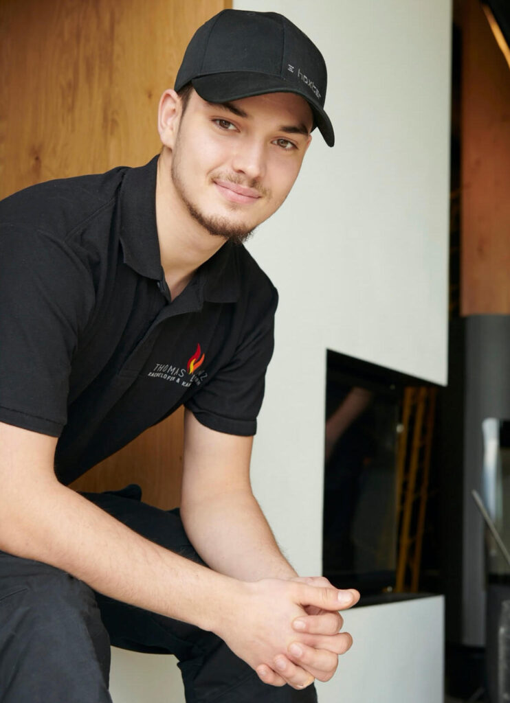 Junger Mann mit schwarzer Cap und schwarzem T-Shirt